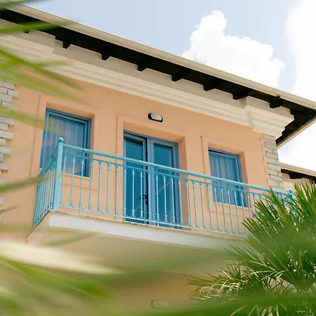 Kronos Village Lodge *