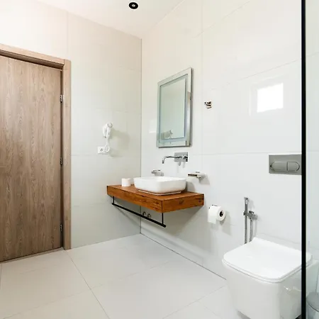 Kronos Village Lodge *