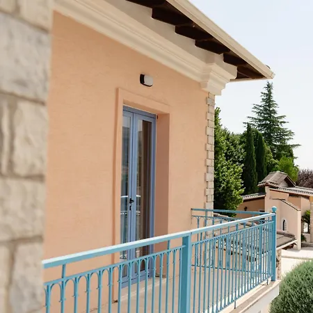 Kronos Village Lodge *